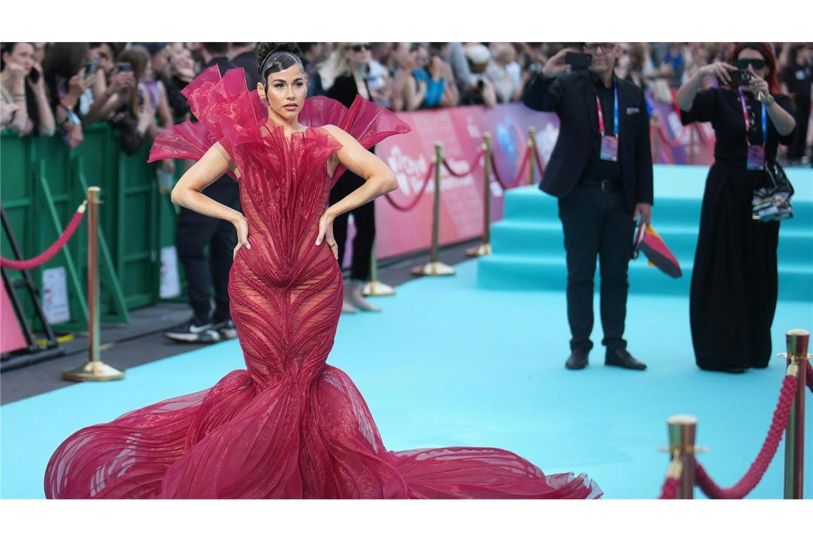 Das Lange Kleid von Sarah Engels war nicht immer einfach zu bändigen.