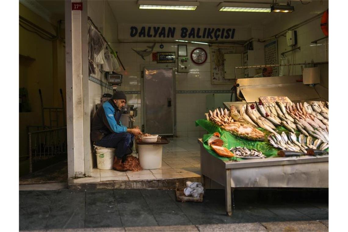 Leitzins in Türkei bleibt trotz hoher Inflation unverändert Das Leben in der Türkei wird immer teurer. Foto: Francisco Seco/AP/dpa