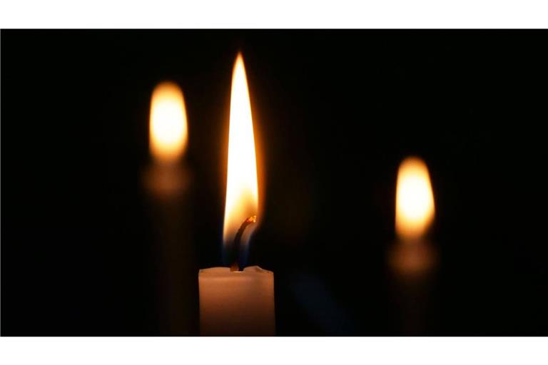 Wenn das Lebenslicht erlischt Das Lebenslicht ist ein Symbol für das menschliche Leben. Die dahinterstehende Lichtmetaphorik ist ein uraltes, universales und viel verwendetes Sinnbild, um das helle Leben vom finsteren Tod abzugrenzen.