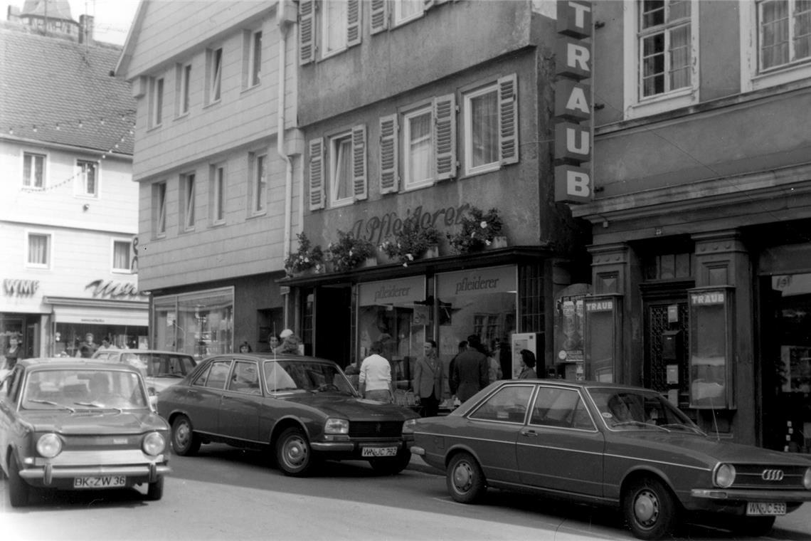 Das Lebensmittelgeschäft Pfleiderer in der Schillerstraße 21 zeigt in den 70er-Jahren reizvolle Auslagen. Fotos aus dem Inneren des Ladens sind allerdings rar.