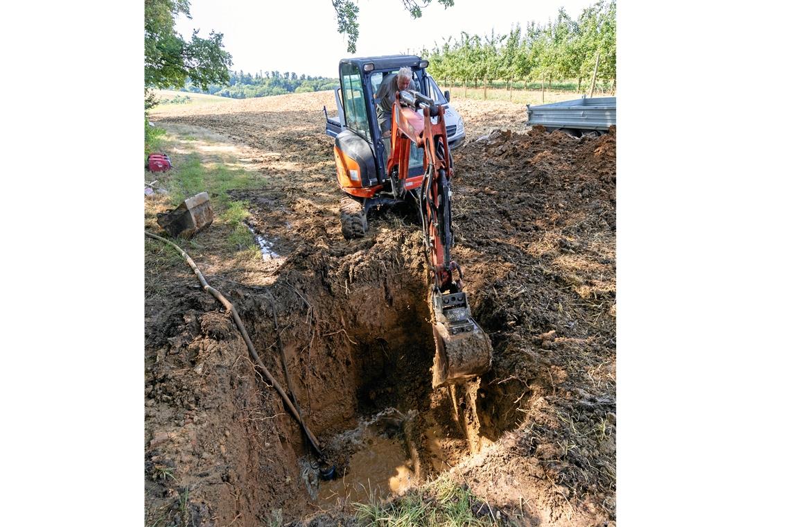 Wasserrohrbruch in Burgstall gestern entdeckt Das Leck des Wasserrohrs ist geortet und dank eines Baggers sichtbar. Foto: Alexander Becher