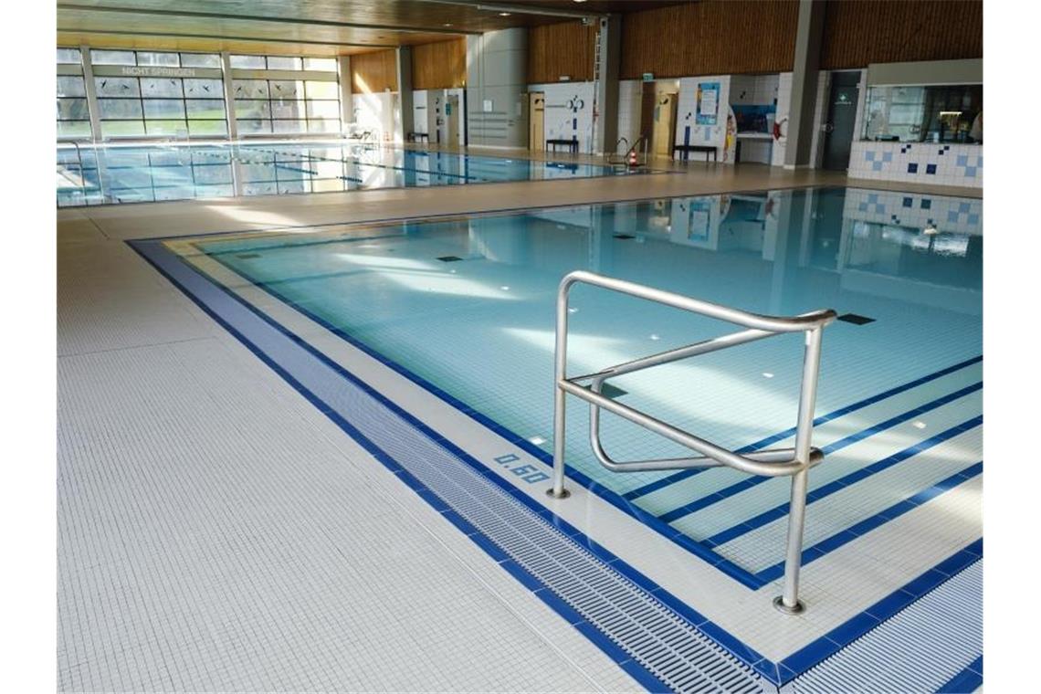 Das leere Nichtschwimmer- und Schwimmerbecken im Heidelberger Hallenbad Köpfel. Foto: Uwe Anspach/dpa/Archivbild