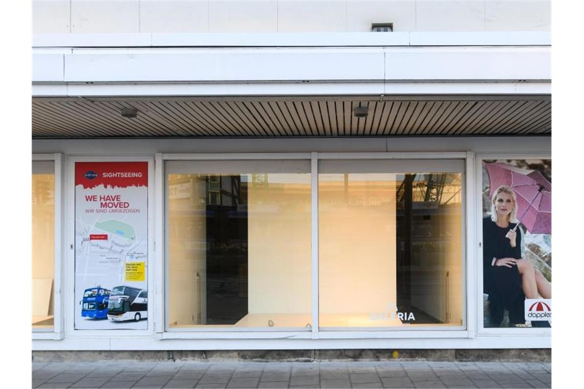 Modehandel klagt über „historischen Umsatzeinbruch“ Das leere Schaufenster eines Kaufhauses in der Münchener Innenstadt. Foto: Tobias Hase/dpa