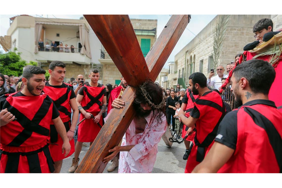 Das Leiden Christi - eine Prozession in Quraye (Libanon).