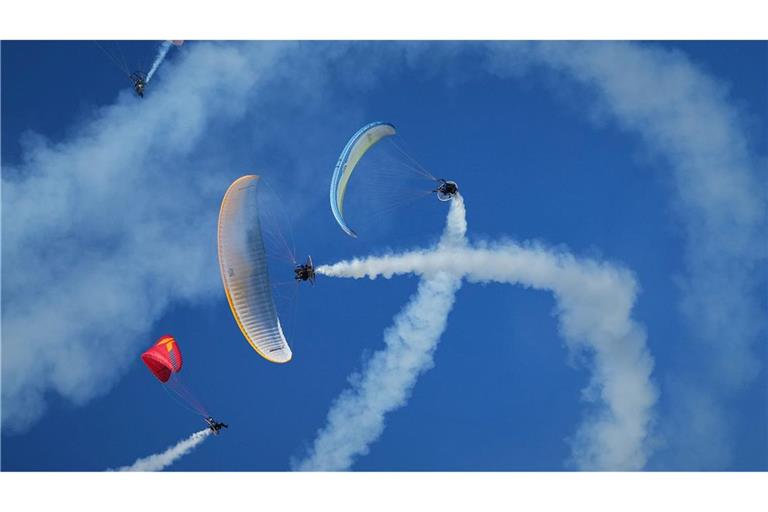 Das lettische „Storm Riders Paramotors“-Team tritt im Rahmen der Baltic International Airshow 2026 auf dem Flugplatz Spilve in der Nähe der lettischen Hauptstadt Riga auf.