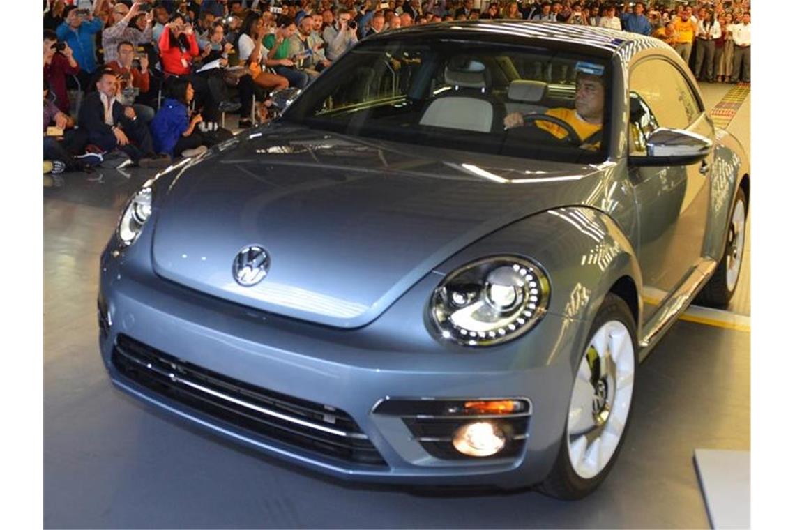 Käfer-Nachfolger wird in Mexiko verabschiedet Das letzte Exemplar des VW-Beetles, das in der mexikanischen Stadt Puebla produziert wurde. Foto: Alex Bertheau/Volkswagen Mexico