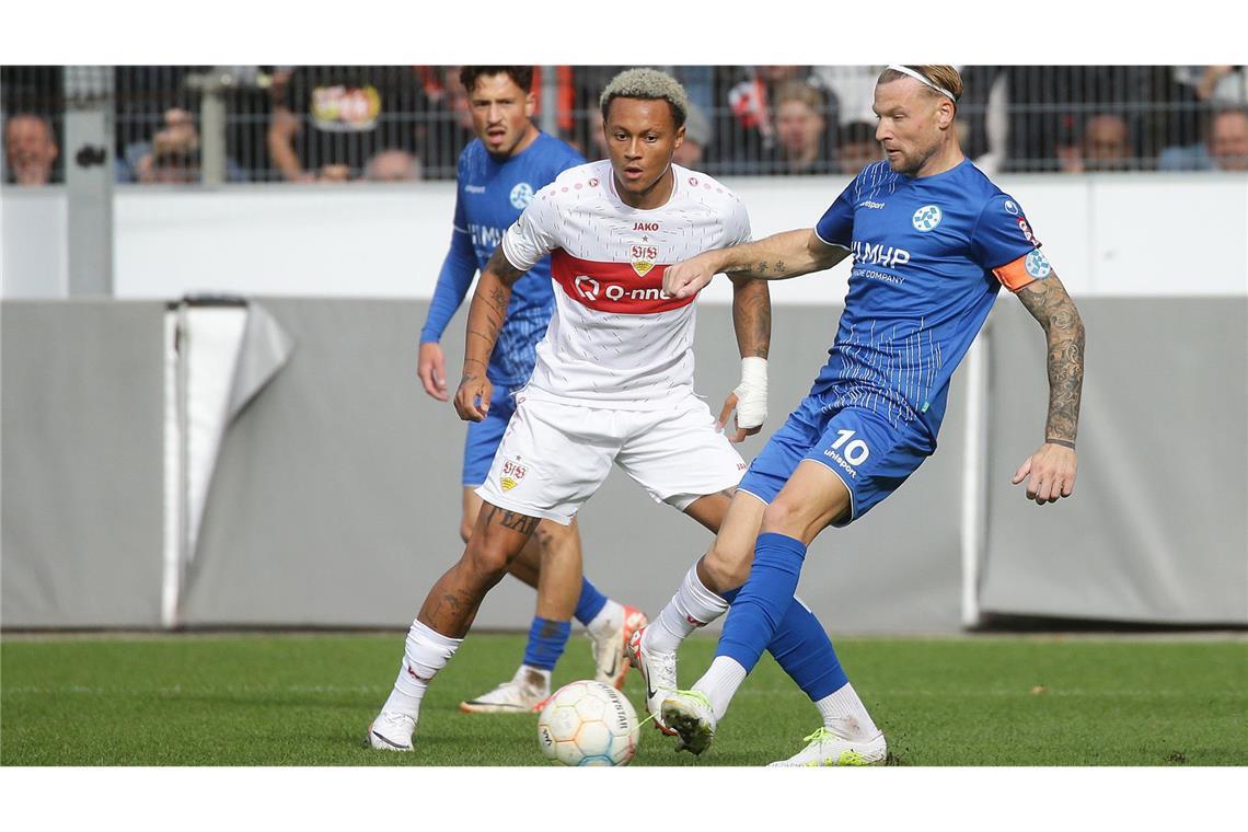 Das letzte Mal aufeinandergetroffen sind die beiden Stuttgarter Mannschaften in der Hinrunde der laufenden Saison: Roberto Massimo (li.) gegen Kickers Kapitän Kevin Dicklhuber.