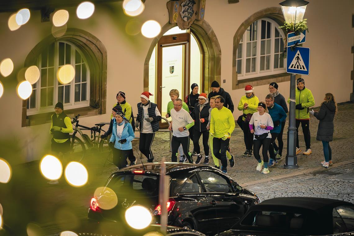 Das letzte Training: Am Tag vor Heiligabend war die Laufend-BKZ-Gruppe verständlicherweise etwas ausgedünnt. Wer Zeit und Lust hatte, drehte aber noch die eine oder andere Runde – teils sogar mit Weihnachtsmütze. Danach hieß es auf Anweisung der Trainerin Brigitte Würfel (hellblaue Jacke): ausruhen, nicht zu fettig essen und viel schlafen. Foto: Alexander Becher
