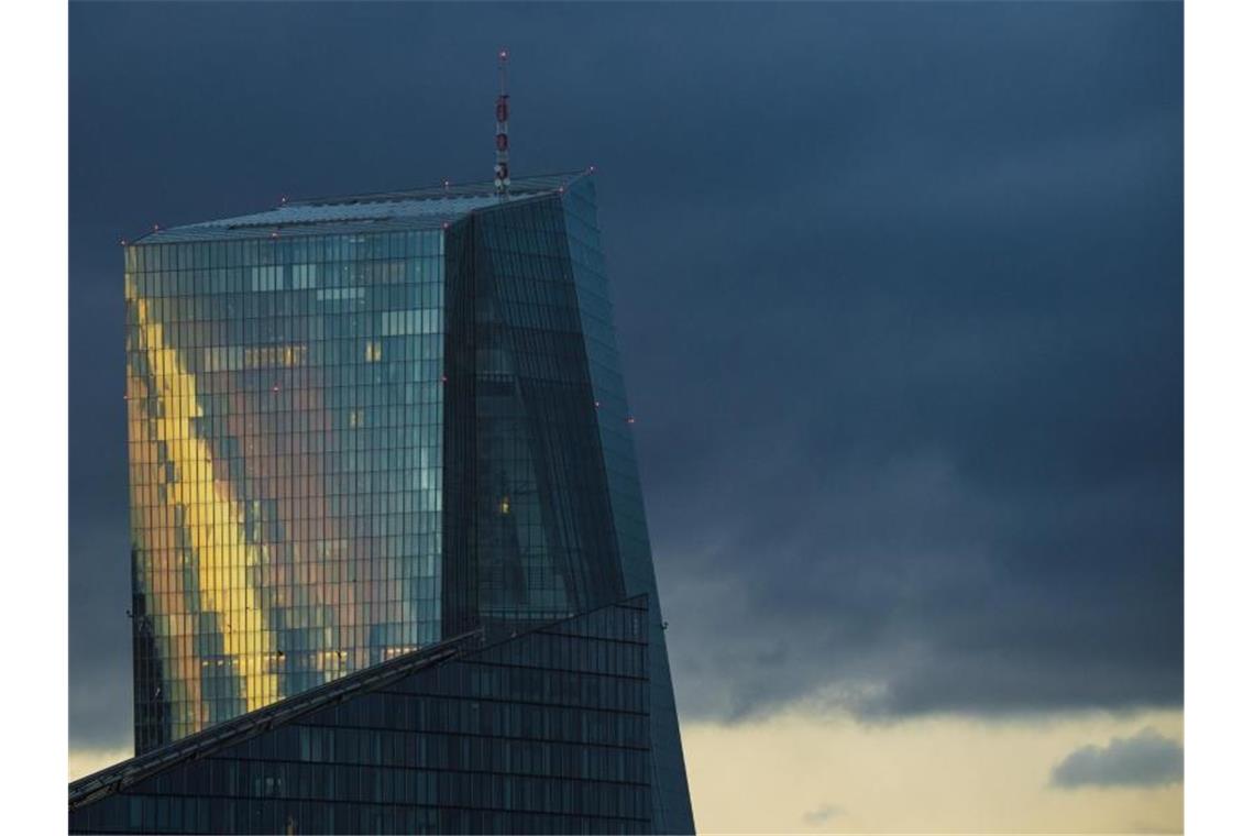 Das Licht der untergehenden Sonne spiegelt sich in der Glasfassade der Europäischen Zentralbank (EZB). Foto: Boris Roessler/dpa