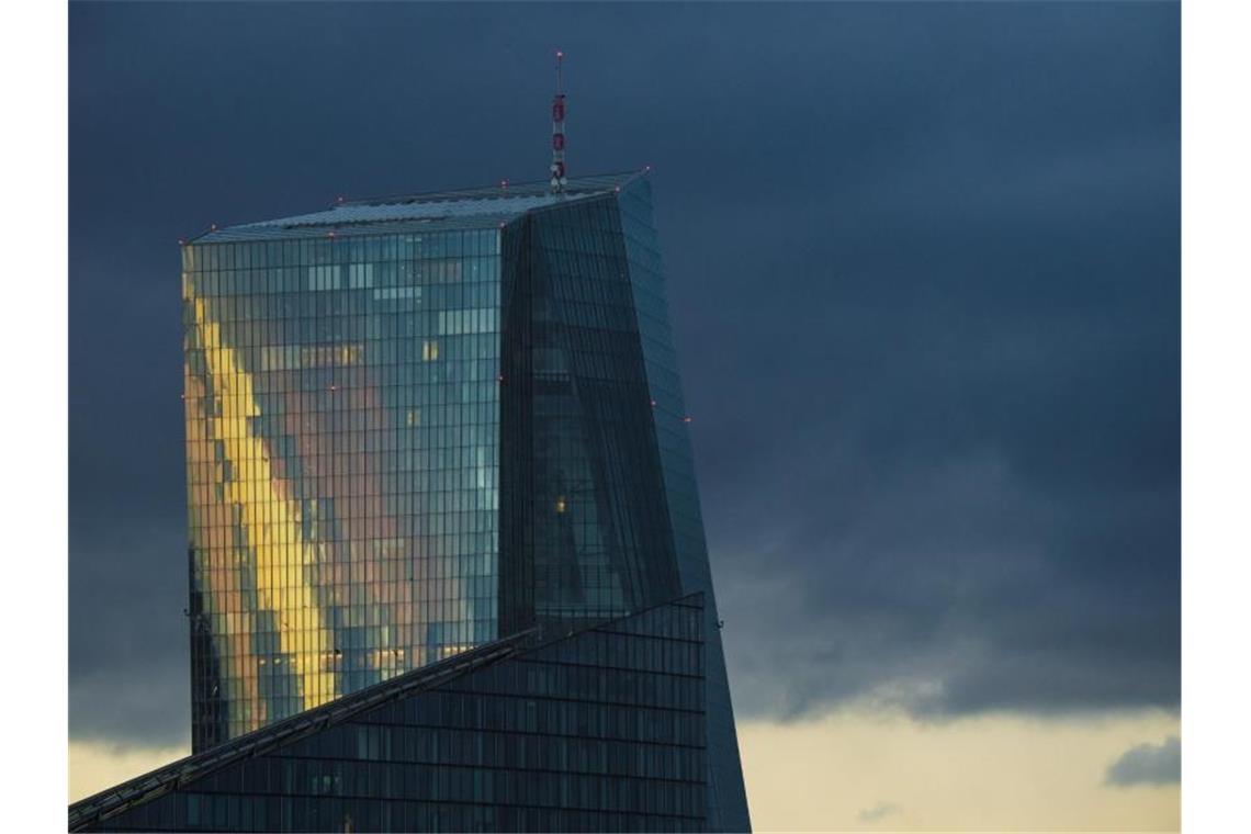 Das Licht der untergehenden Sonne spiegelt sich in der Glasfassade der Europäischen Zentralbank (EZB). Foto: Boris Roessler/dpa