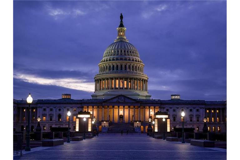 Das Licht in der Kuppel des Kapitols leuchtet und zeigt an, dass die Arbeit im Kongress weitergeht. Foto: J. Scott Applewhite/AP/dpa