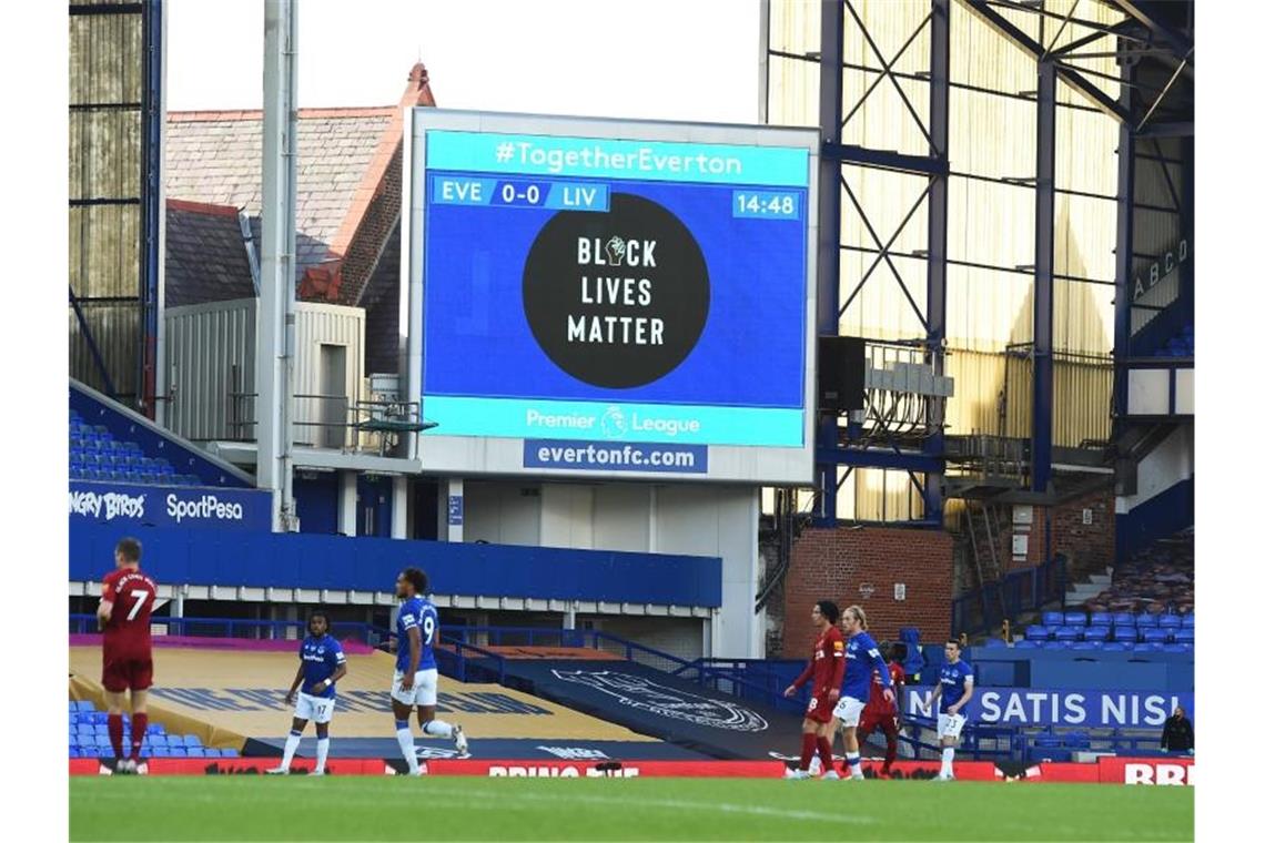 Das Liverpool-Derby stand wie jedes Premier-League-Spiel an diesem Wochenende auch im Zeichen von „Black Lives Matter“. Foto: Peter Powell/Nmc Pool/PA Wire/dpa