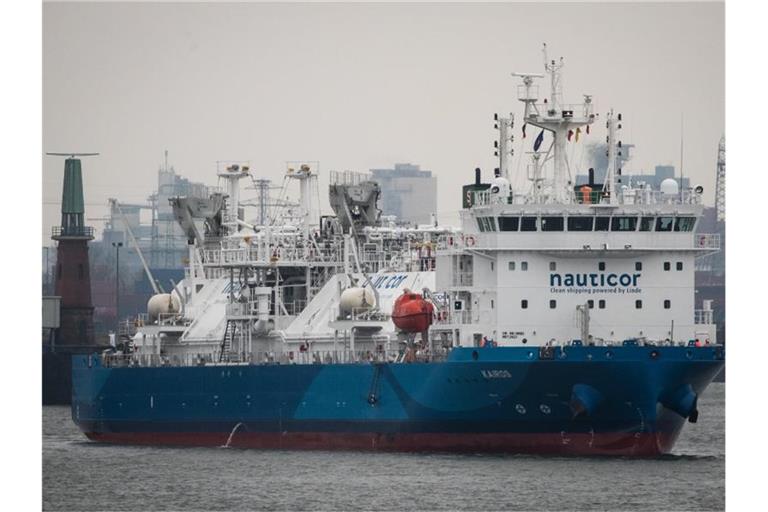 Das LNG-Bunker-Schiff „Kairos“ läuft den Hafen von Hamburg an (Archiv). An mehreren Standorten in Norddeutschland laufen derzeit Planungen für das erste deutsche Importterminal für Flüssigerdgas (LNG). Foto: Christian Charisius/dpa