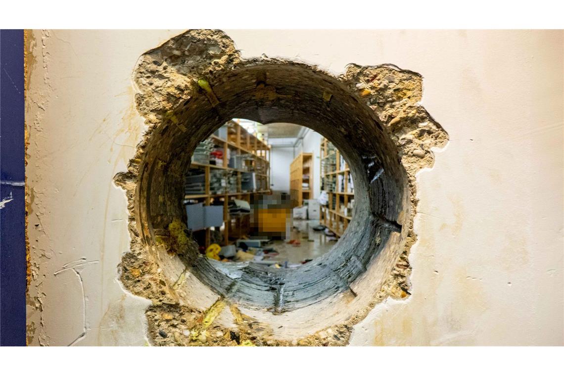 Das Loch in der Wand des Tresorraums. Auf diesem Weg stahlen Unbekannte Millionen aus mehr als 3.000 Schließfächern. (Handoutfoto)