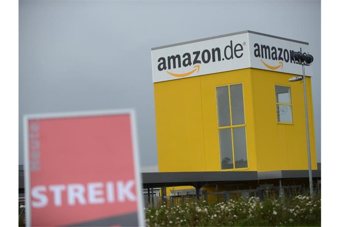 Verdi ruft erneut zu Arbeitsniederlegungen bei Amazon auf Das Logistik-Zentrum von Amazon in Bad Hersfeld wird bestreikt. Foto: Uwe Zucchi/dpa