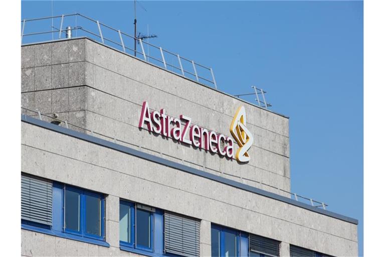 Das Logo am Gebäude des internationalen Pharmakonzerns Astrazeneca. Mit der Herstellung eines Corona-Impfstoffs und einer milliardenschweren Übernahme hat Astrazeneca ein turbulentes Jahr hinter sich. Foto: Georg Wendt/dpa