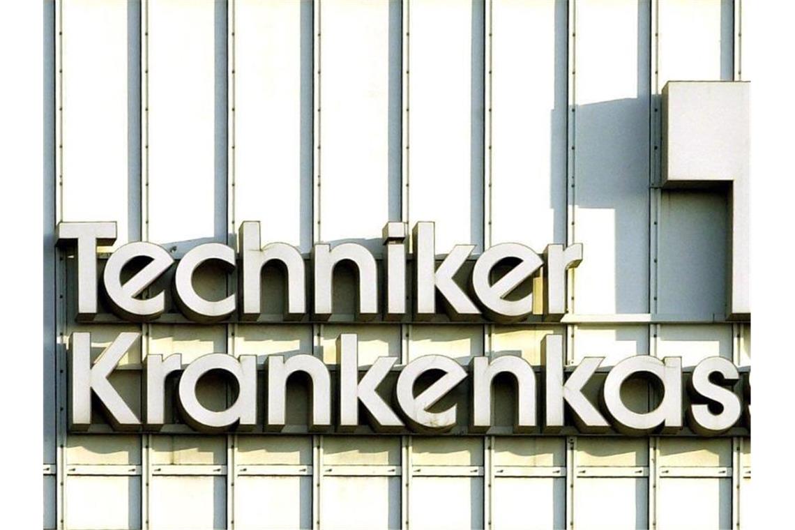 Das Logo am Hauptsitz der Techniker Krankenkasse (TK) in Hamburg. Foto: Ulrich Perrey/dpa