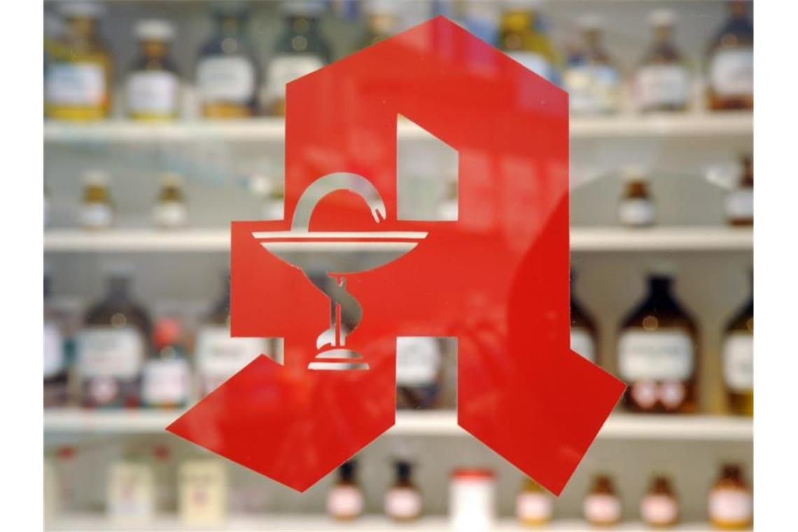 Apotheken im Südwesten nur mit mäßigem Geschäftsjahr Das Logo an einer Apotheke. Foto: Uli Deck/dpa/Archiv