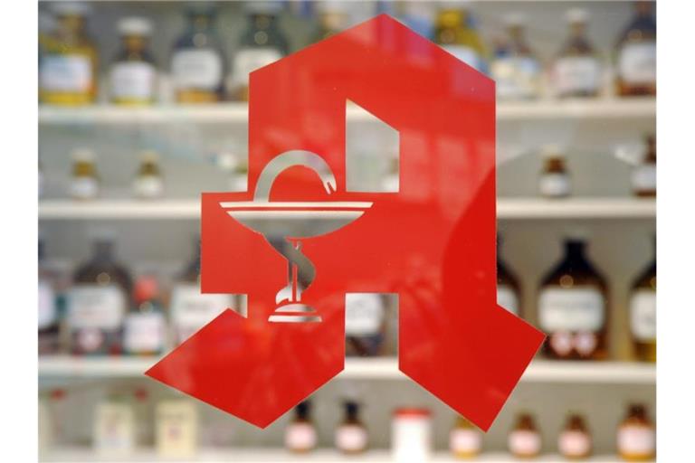 Das Logo an einer Apotheke. Foto: Uli Deck/dpa/Archiv