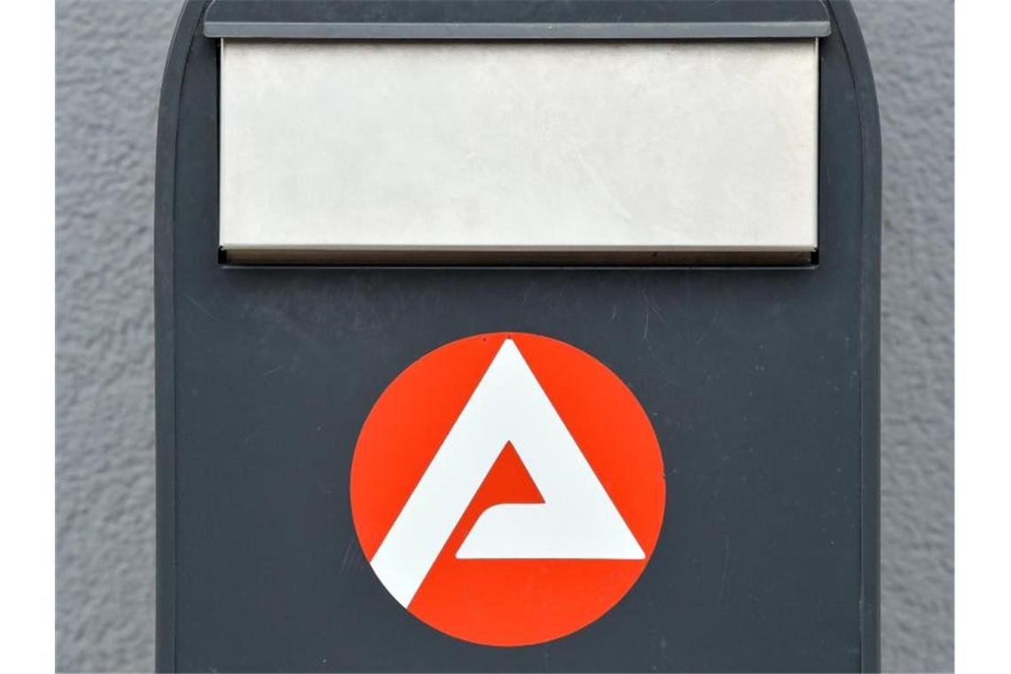 Das Logo der Agentur für Arbeit an einem Briefkasten. Foto: Patrick Pleul/dpa-Zentralbild/ZB/Archivbild