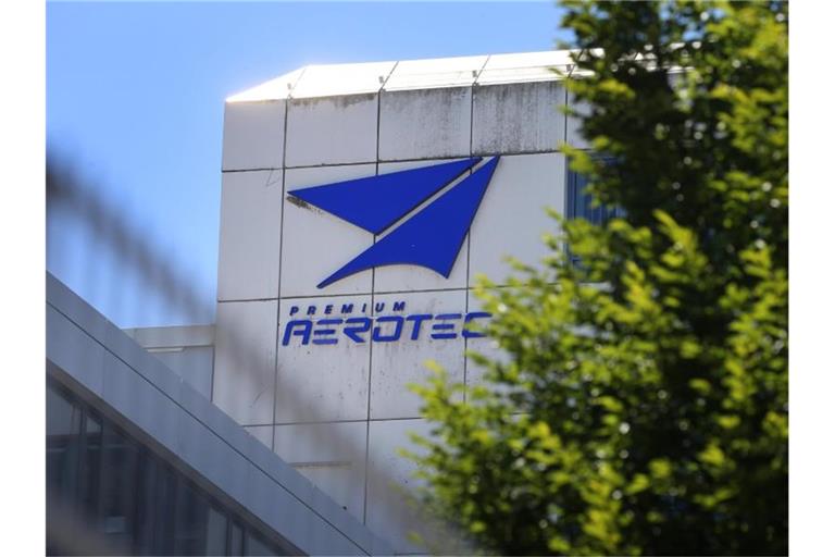Das Logo der Airbus-Tochter Premium Aerotec am Hauptsitz des Unternehmens. Foto: Karl-Josef Hildenbrand/dpa