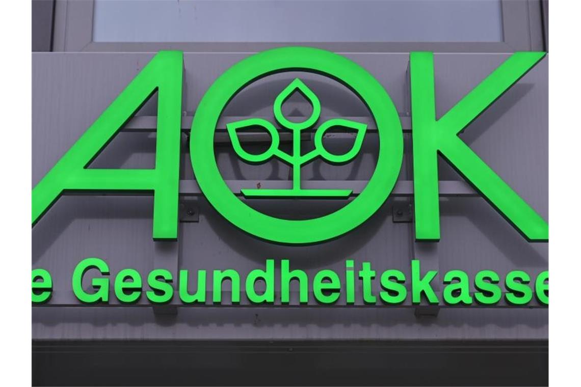 Umfrage: Corona senkt Aufmerksamkeit für Krebserkrankungen Das Logo der AOK ist an einem Gebäude zu sehen. Foto: Patrick Pleul/dpa-Zentralbild/ZB/Symbolbild
