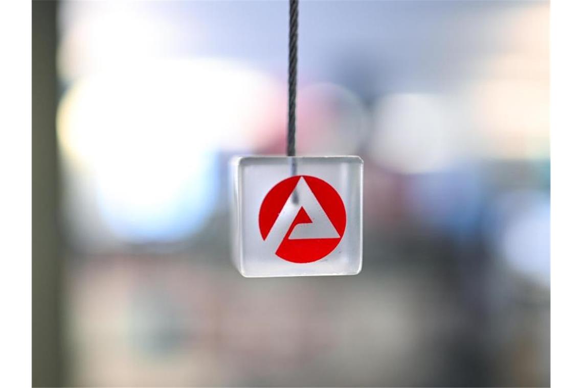 Arbeitslosigkeit im Südwesten geht weiter leicht zurück Das Logo der Arbeitsagentur auf einem Würfel. Foto: Felix Kästle/dpa/Archiv