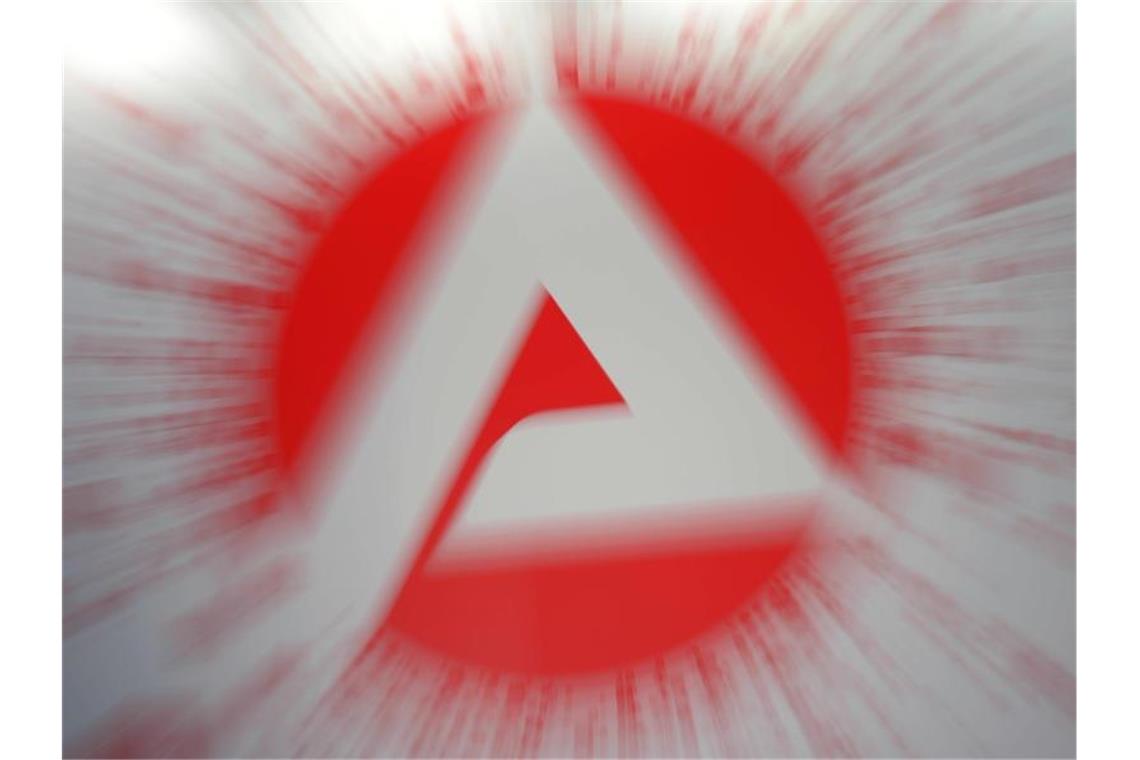 Arbeitgeber: Kein Verständnis für IG Metall-Warnstreik-Pläne Das Logo der Arbeitsagentur. Foto: Peter Steffen/dpa-tmn/Symbolbild