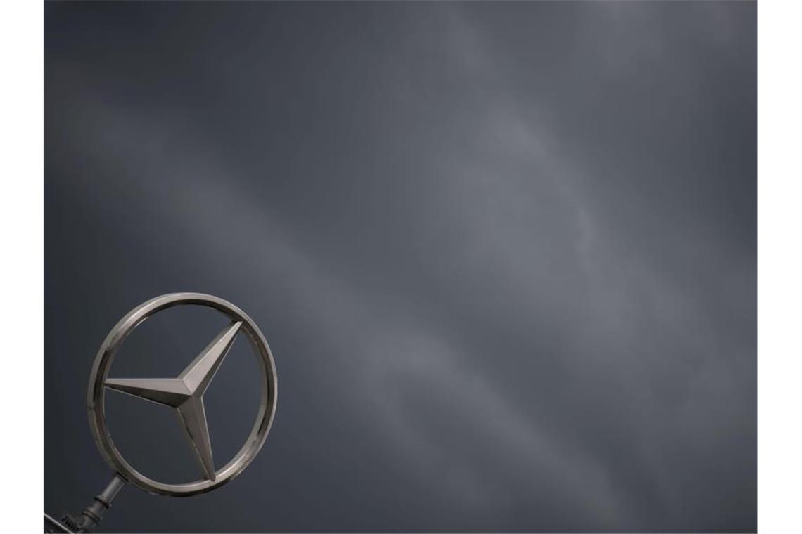 Problem mit Klimaanlage: Rückruf für gut 135 000 Mercedes Das Logo der Automarke Mercedes-Benz prangt auf einem Gebäude. Foto: picture alliance / Marijan Murat/dpa/Symbolbild