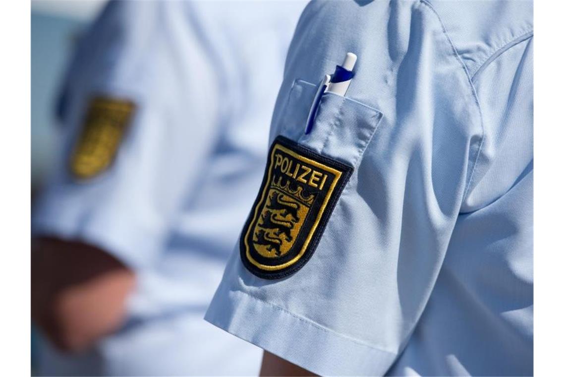 Das Logo der baden-württembergischen Polizei ist an einem Hemd zu sehen. Foto: picture alliance/dpa/Archivbild