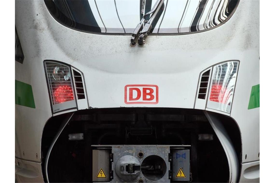 Das Logo der Bahn ist auf der Front eines ICE im DB-Fernverkehrswerk zu sehen. (Symbolbild). Foto: Bernd Thissen/dpa