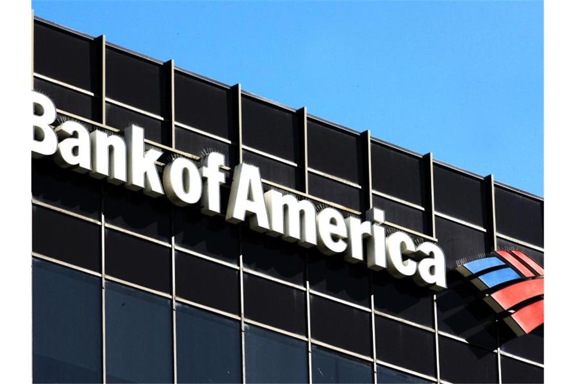 US-Börsen: Jobdaten und Quartalszahlen treiben den Dow Das Logo der Bank of America ist auf der Fassade eines Gebäudes in Los Angeles zu sehen. Nach der größten US-Bank JPMorgan nun weitere wichtige Geldhäuser - darunter Bank of America - kräftige Gewinnsprünge gemeldet. Foto: Uli Deck/dpa