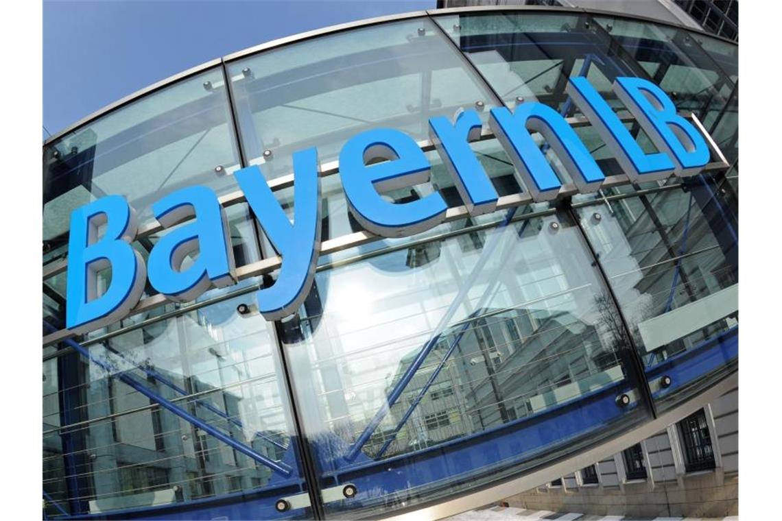 Das Logo der Bayerischen Landesbank (BayernLB) ist an der Zentrale zu sehen. Foto: Andreas Gebert/dpa/Symbolbild