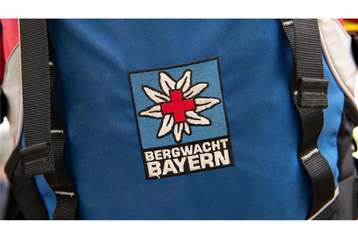 Bergwacht rettet unterkühlten Mann nach zwei Nächten Das Logo der Bergwacht ist an einem Rucksack zu sehen. Bei Oberstdorf musste die Bergwacht nun einen Mann retten, der ohne richtige Ausrüstung und Erfahrung zwei Nächte in den Bergen verbrachte. (Archivfoto-Illustration)