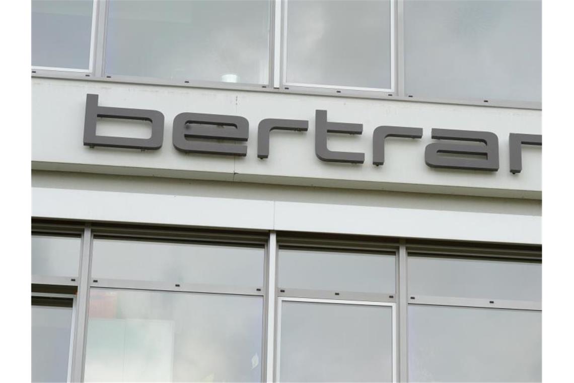 Bertrandt macht weniger Gewinn Das Logo der Bertrandt AG ist an einem Firmengebäude zu sehen. Foto: Franziska Kraufmann/dpa/Archivbild