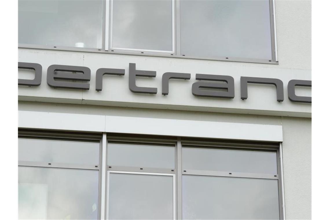 Das Logo der Bertrandt AG ist an einem Firmengebäude zu sehen. Foto: Franziska Kraufmann/dpa