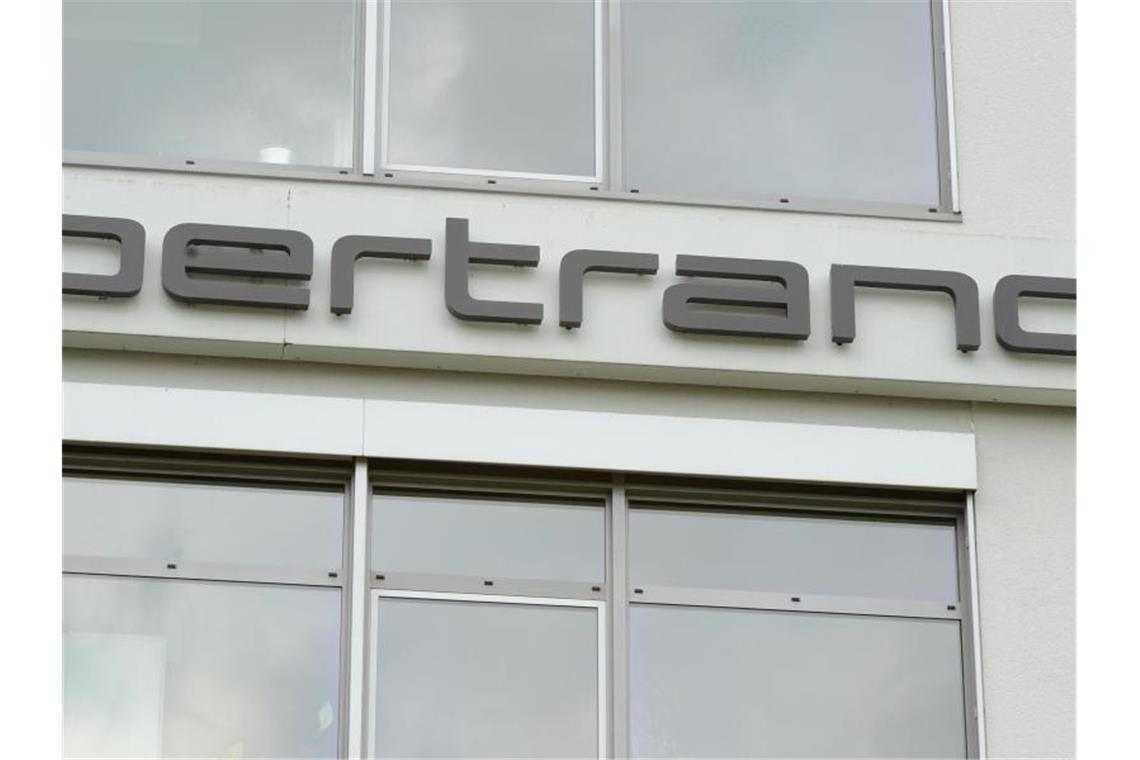Bertrandt ächzt unter Corona: Gewinn fast halbiert Das Logo der Bertrandt AG ist an einem Firmengebäude zu sehen. Foto: Franziska Kraufmann/dpa