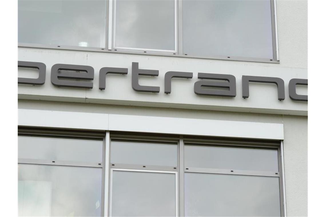 Das Logo der Bertrandt AG ist an einem Firmengebäude zu sehen. Foto: Franziska Kraufmann/dpa/Archivbild