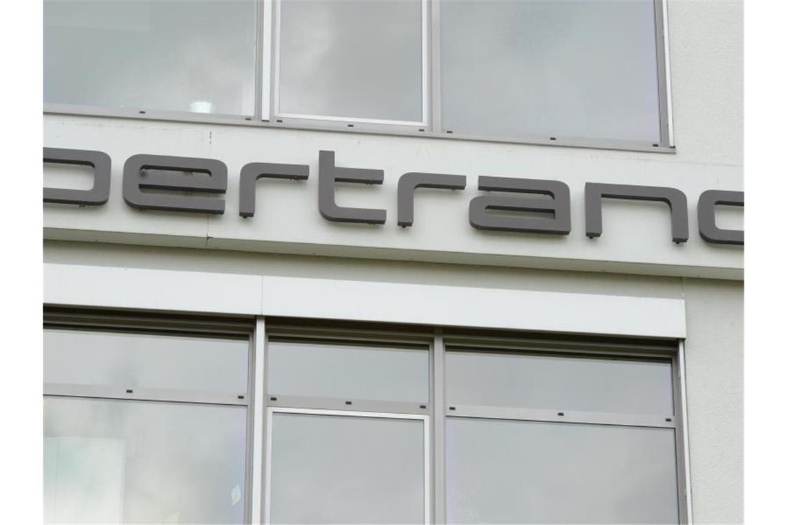 Bertrandt wagt wegen Corona weiter keine Prognose Das Logo der Bertrandt AG ist an einem Firmengebäude zu sehen. Foto: Franziska Kraufmann/dpa/Archivbild