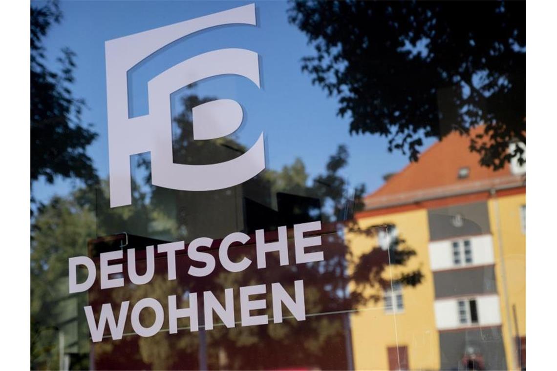 Das Logo der börsennotierten Wohnungsgesellschaft Deutsche Wohnen. Foto: Christoph Soeder/dpa