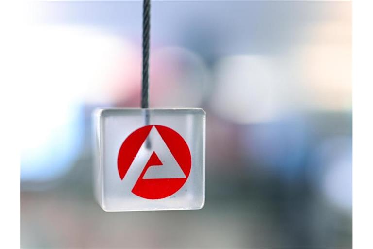 Das Logo der Bundesagentur für Arbeit auf einem Würfel. Foto: Felix Kästle/Archivbild