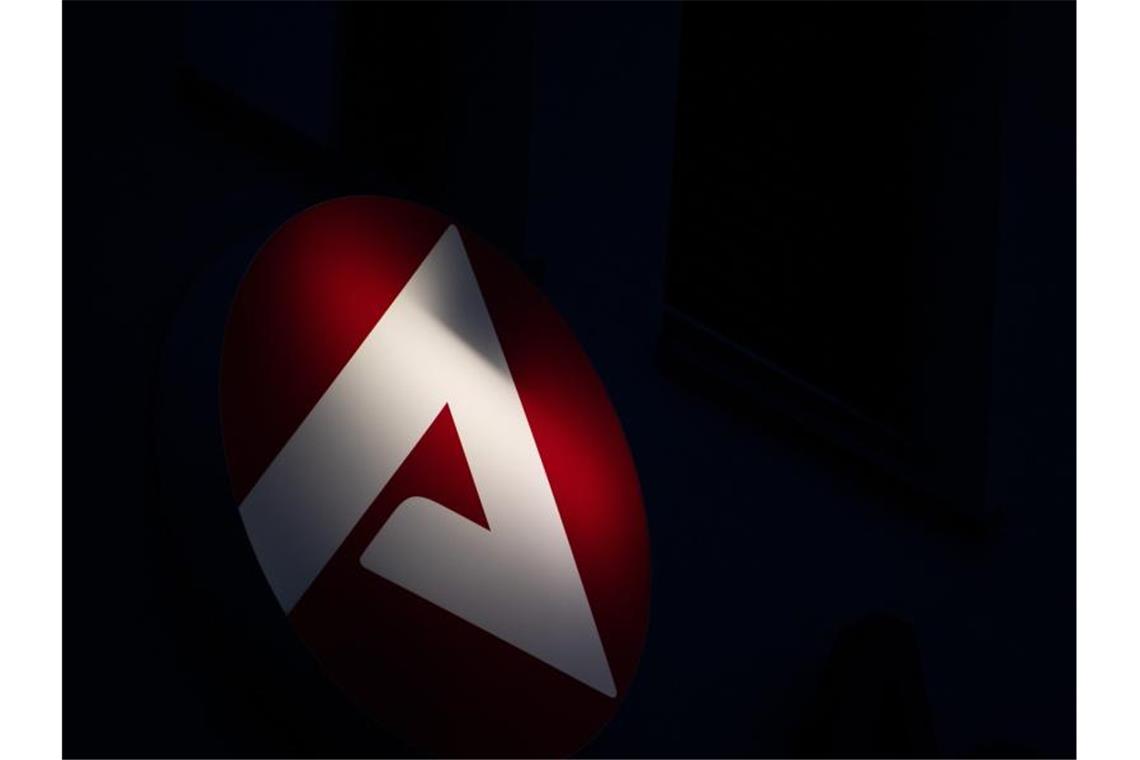 Arbeitslosigkeit geht erstmals seit März leicht zurück Das Logo der Bundesagentur für Arbeit. Foto: Sebastian Gollnow/dpa/Archivbild
