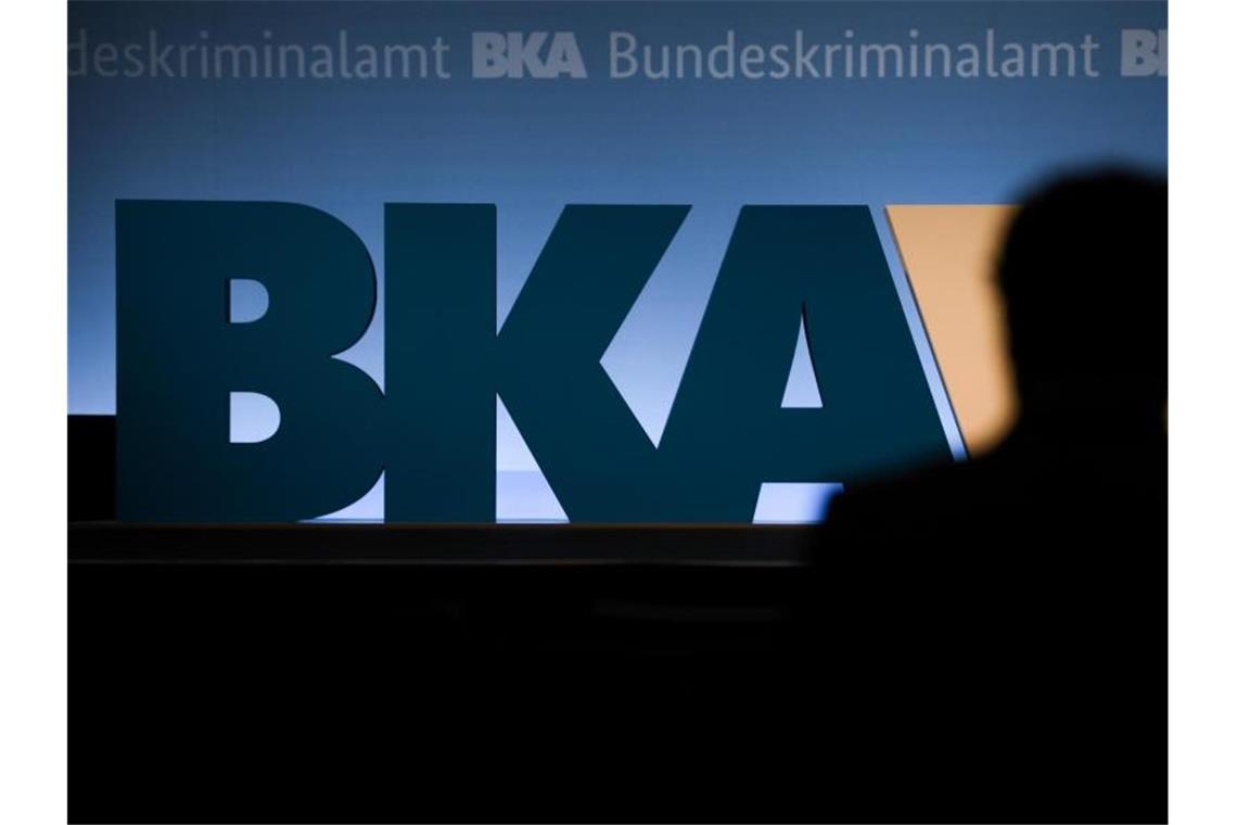 Das Logo der Bundeskriminalamts bei einer Tagung der Behörde. Foto: Arne Dedert/dpa
