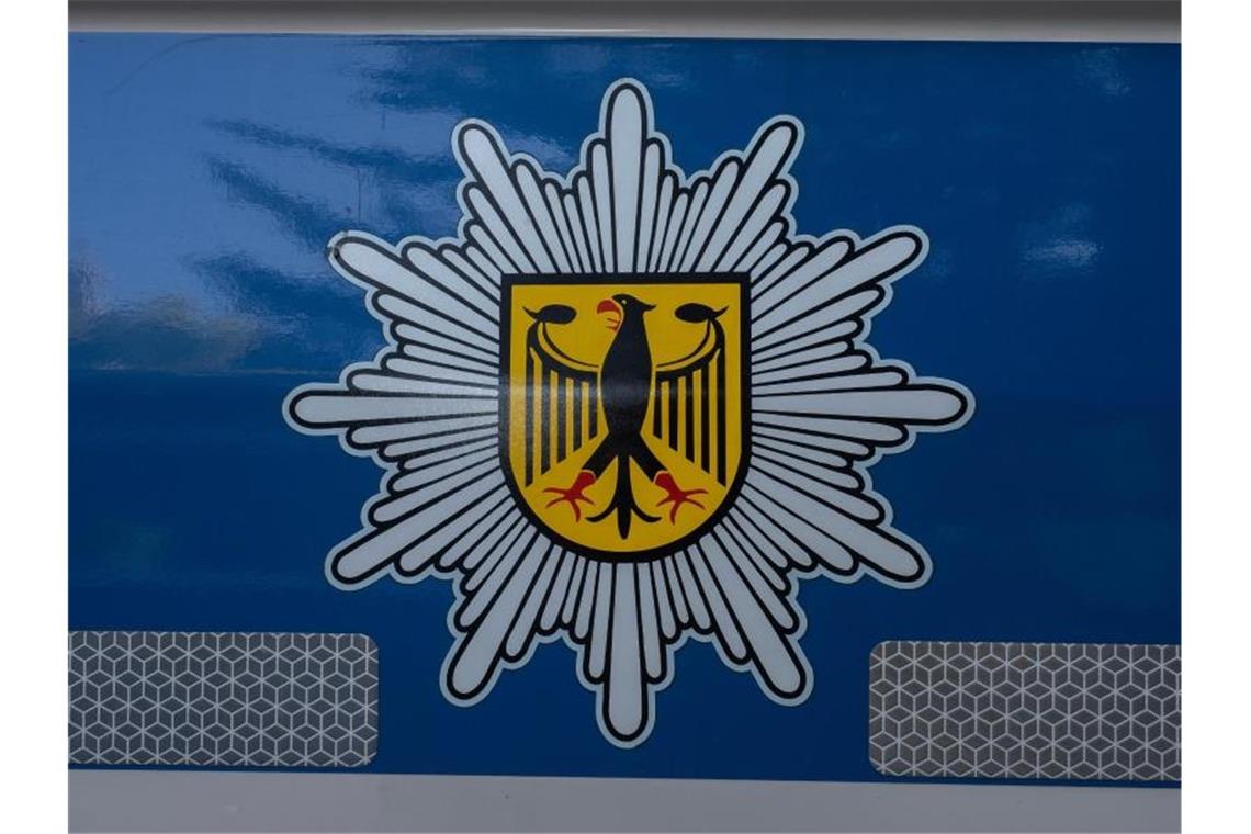 Tür schließt zu schnell: Zweijährige alleine im Zug Das Logo der Bundespolizei. Foto: Paul Zinken/dpa-Zentralbild/ZB/Archiv