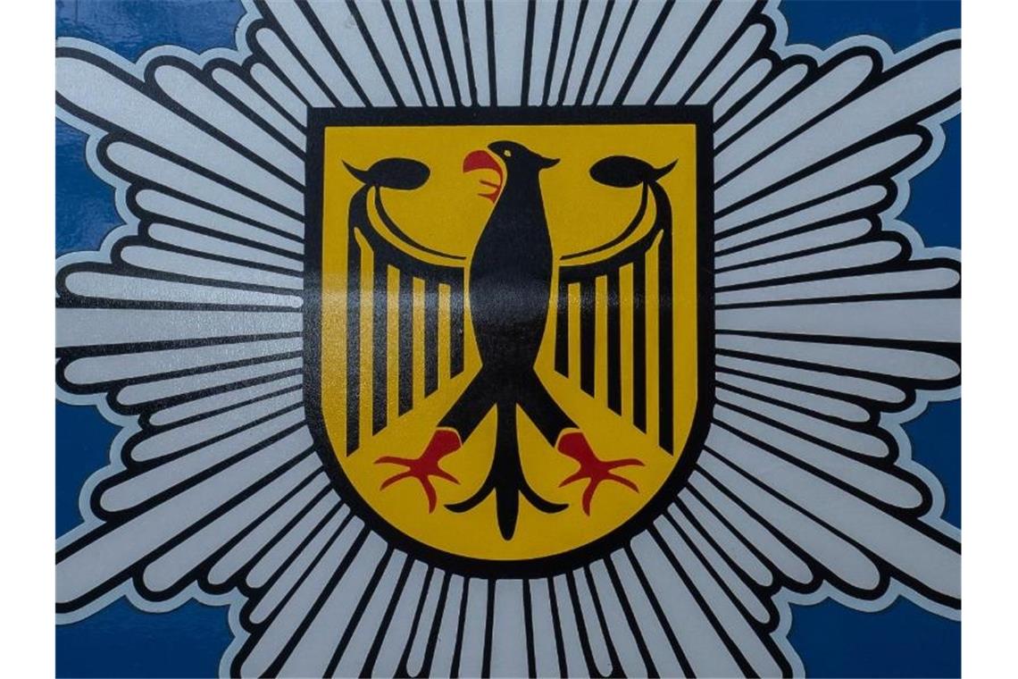 Ermittlungen: Rechtsextremer Bezug mutmaßlicher Kriegsspiele Das Logo der Bundespolizei ist an einem Fahrzeug zu sehen. Foto: Paul Zinken/dpa-Zentralbild/ZB/Symbolbild