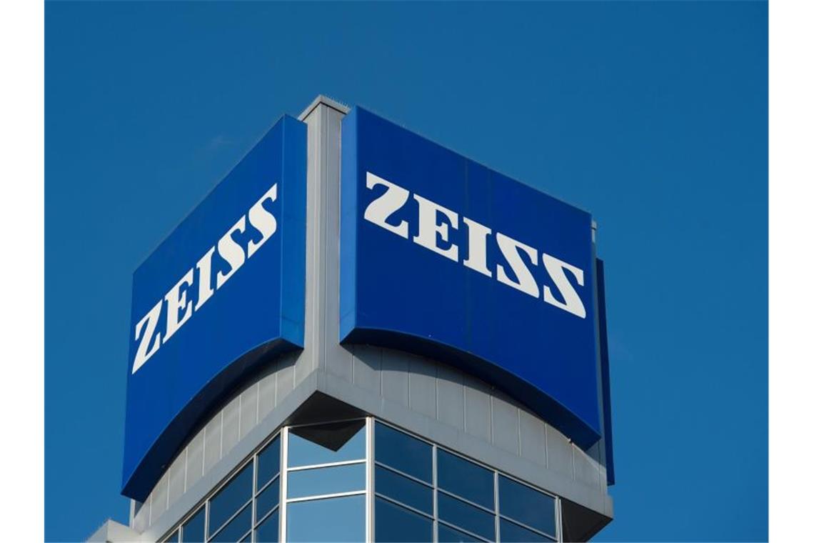 Das Logo der Carl Zeiss AG. Foto: Sebastian Kahnert/dpa-Zentralbild/dpa/Archivbild