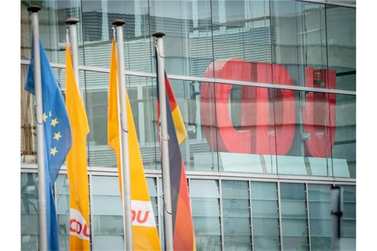 Das Logo der CDU ist durch die Fenster des Konrad-Adenauer-Hauses in Berlin zu sehen. Foto: Kay Nietfeld/dpa