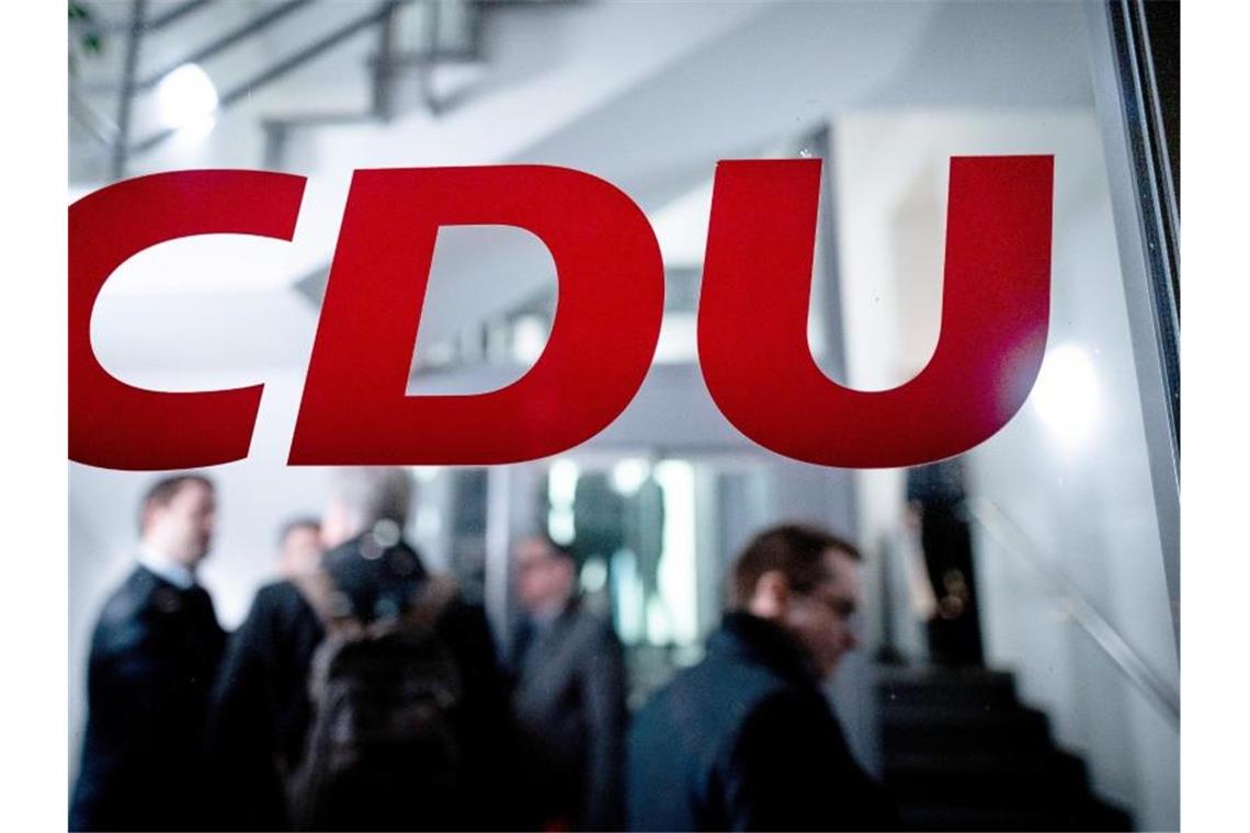 Das Logo der CDU steht an der Eingangstür der Geschäftsstelle in Düsseldorf. Foto: Fabian Strauch/dpa/Symbolbild