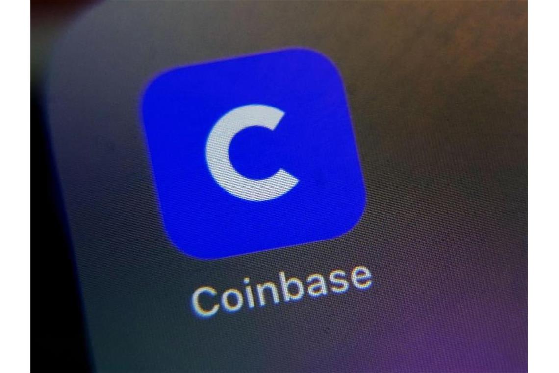 Coinbase verdient prächtig - Handel mit Dogecoin kommt Das Logo der Coinbase-App ist auf dem Bildschirm eines Handys zu sehen. Foto: Richard Drew/AP/dpa