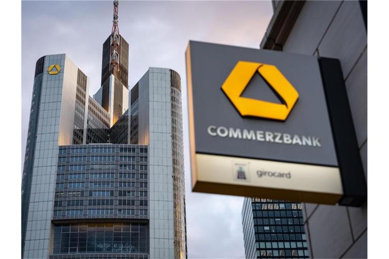 Das Logo der Commerzbank ist an einer Filiale in Sichtweite der Zentrale angebracht. Foto: Frank Rumpenhorst/dpa